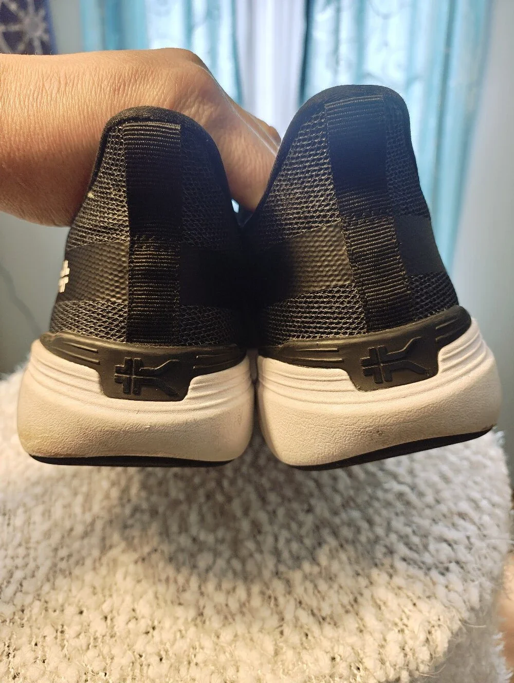 KURU FLEX Via Athletic Sneaker in the Jet Black-Bright White colorway Size 8 Men